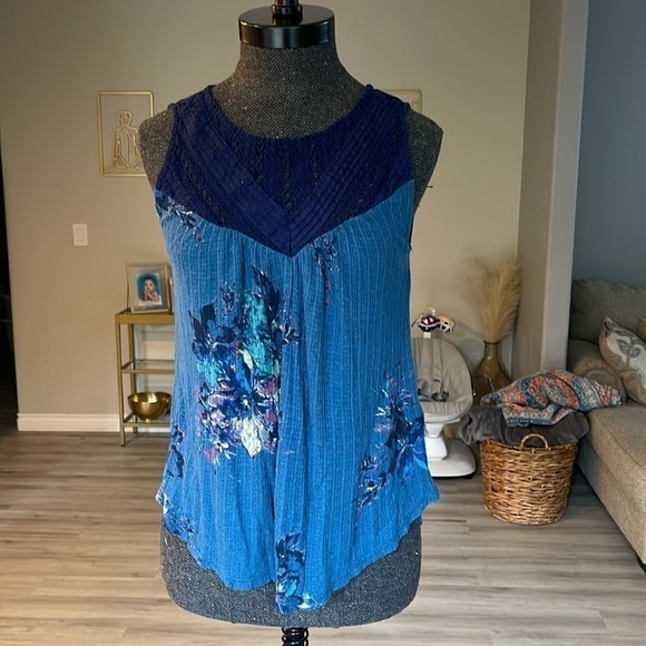 Lucky Brand Sleeveless Crochet Detail Top Size Small - Picture 2 of 10